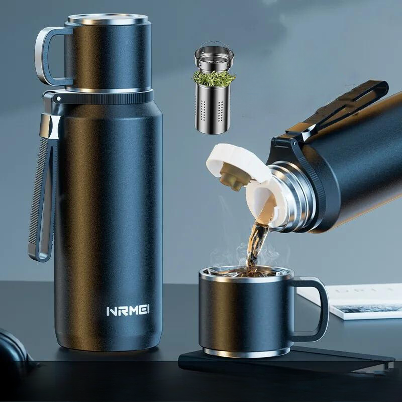 Gourde thermos avec sa tasse et son infuseur